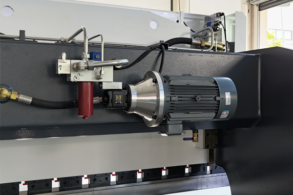 MB8-80T2500 DELEM DA66T 6+1 Axis CNC Press Brake, Sheet Metal Bending Machine - Pictures 14 MB8-80T2500 with DA66T German Siemens main motor