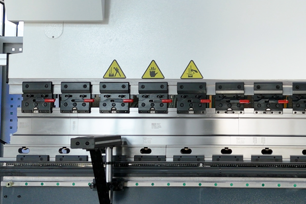 MB8-80T2500 DELEM DA66T 6+1 Axis CNC Press Brake, Sheet Metal Bending Machine - Pictures 17 MB8-80T2500 with DA66T Segmented Bending Toolings
