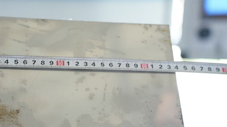 Operation process of vertical v grooving machine - Pictures 13 Measuring length of sheet metal