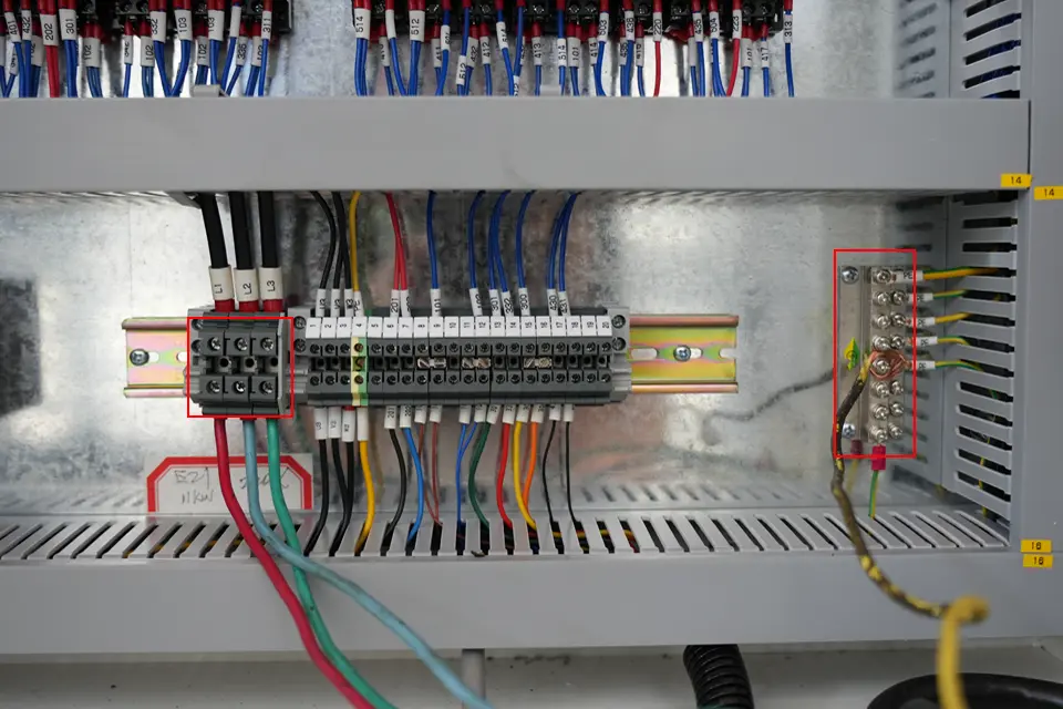 NC press brake with E21 installation - I - Pictures 15 NC press brake main power interface (left side) and ground wire interface (right side)
