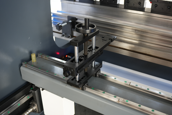 WC67K-300T3200 Sheet Metal Press Brake Machine with E21 Control and Manual Crowning - Pictures 16 NC Press Brake WC67K-300T3200 E21 Hight-Precision fine-tuning back finger stoper