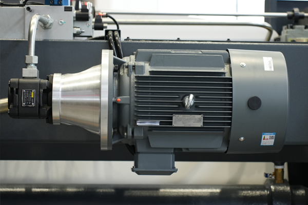 WC67K-300T3200 Sheet Metal Press Brake Machine with E21 Control and Manual Crowning - Pictures 12 NC Press Brake WC67K-300T3200 E21 Main Motor