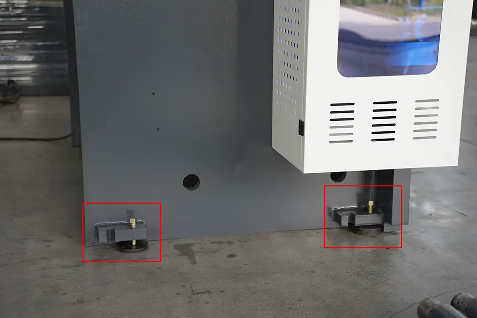 NC press brake with E21 installation - I - Pictures 6 NC press brake with E21 Square Leveling Bolt (Right Side)
