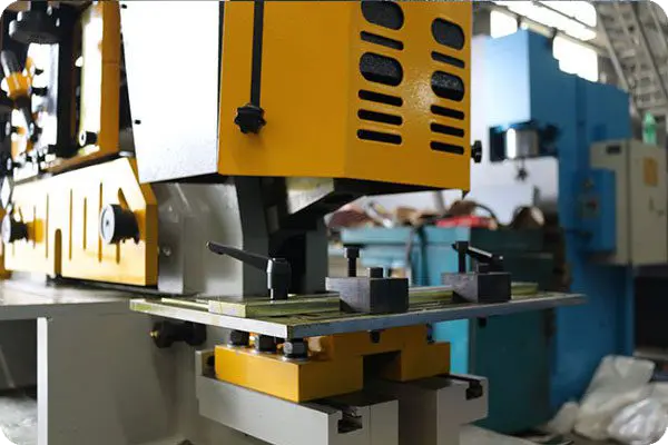 Notching station of ironworker machine Notching station of ironworker machine