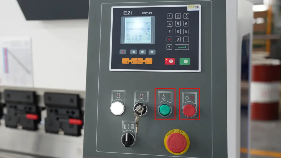 NC press brake with E21 installation - I - Pictures 22 Oil pump main motor start (green) and stop (red) buttons