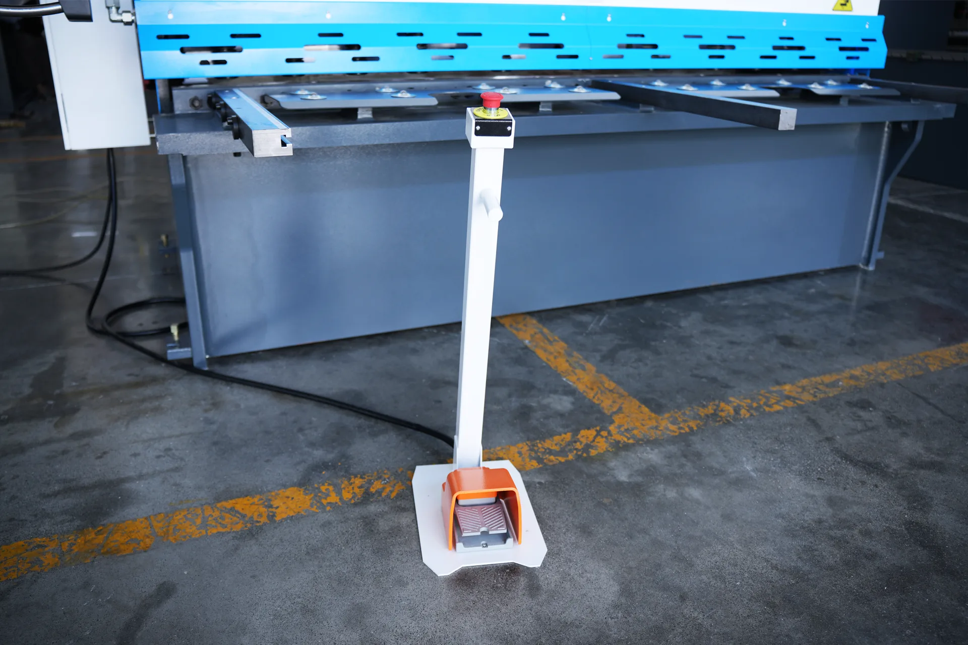 QC12K-6X2500 Swing Beam Shearing Machine - Pictures 18 Pedal Switch