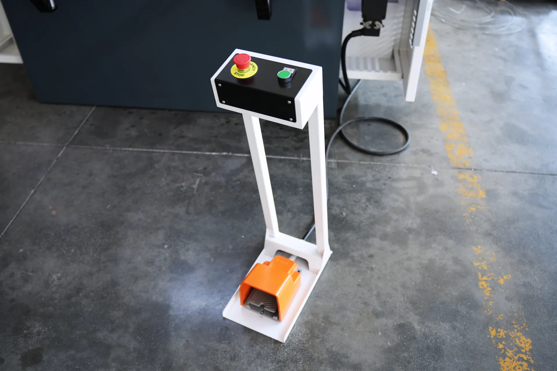 Press Brake Machine MB8-50T1600 4+1 Axis With DELEM DA53T controller - Pictures 18 Press Brake Machine MB8-50T1600 4+1 Axis With DELEM DA53T controller - pedal switch