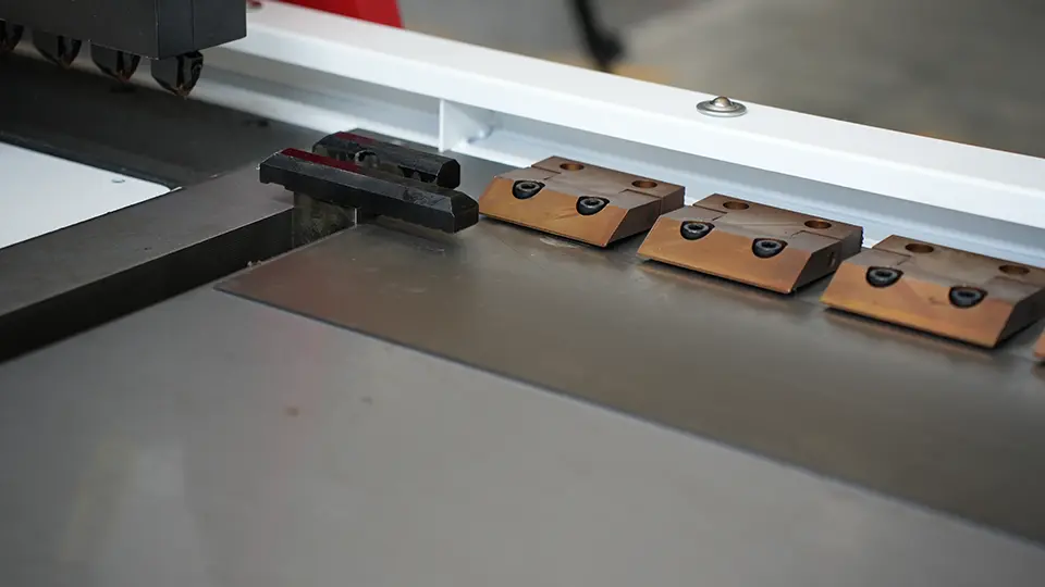 Horizontal V Groover Machine Operation Tutorial - II - Pictures 13 Place the metal plate close to the edge of the workbench
