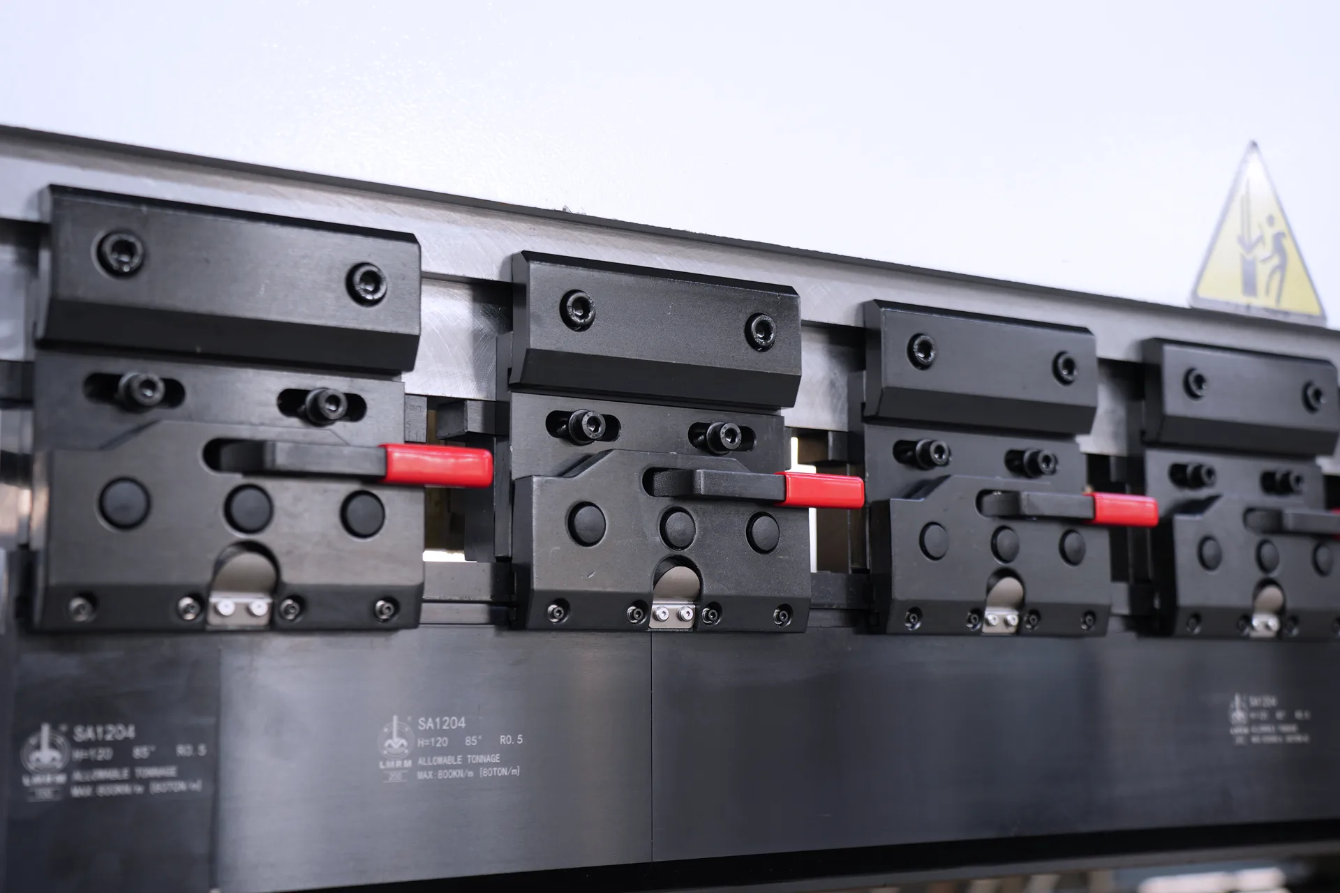 Hydraulic Sheet Metal Press Brakes For Sale, MB8-175T3200 DA58Tx 4+1 axis Press Brakes - Pictures 22 Hydraulic Sheet Metal Press Brakes For Sale, MB8-175T3200 DA58Tx 4+1 axis Press Brakes - precision quick clamping device
