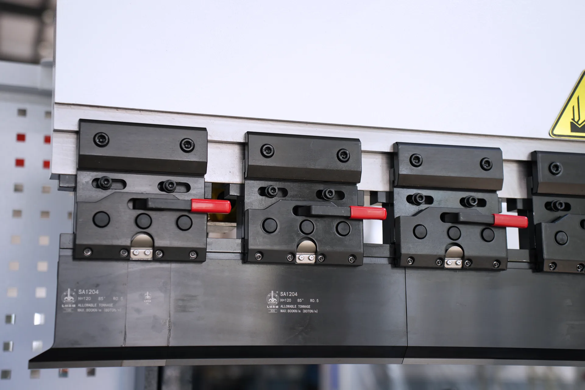 Sheet metal automated bending machine, PBS-135T3200 DA58Tx 4+1 axis sheet bender - Pictures 22 Sheet metal automated bending machine, PBS-135T3200 DA58Tx 4+1 axis sheet bender - precision quick clamping device