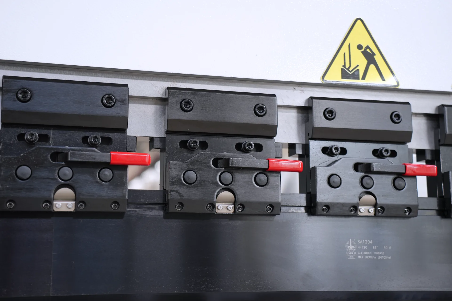 DELEM DA66T Metal Bending Machine, PBS-175T3200 DA66T 6+1 Axis - Pictures 22 DELEM DA66T Metal Bending Machine, PBS-175T3200 DA66T 6+1 Axis - precision quick clamping device 3