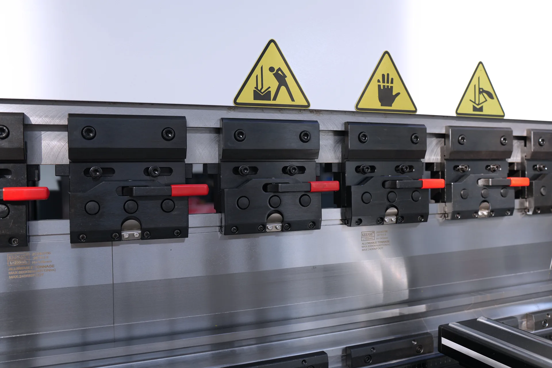 DELEM DA66T Press Brake Machine Price, PBS-110T2500 DA66T 6+1 Axis - Pictures 18 DELEM DA66T Press Brake Machine Price, PBS-110T2500 DA66T 6+1 Axis - precision quick clamping device