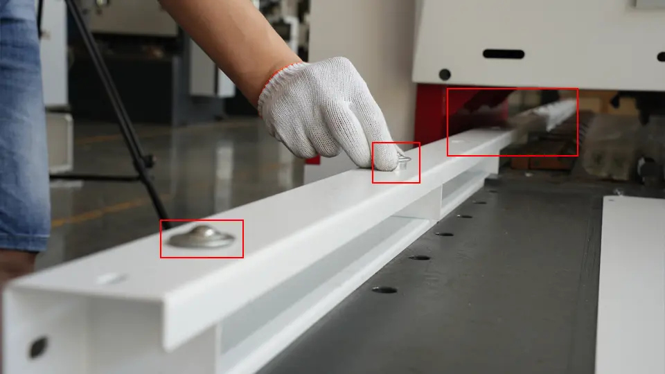 Horizontal V Groover Machine Installation Tutorial - I - Pictures 16 Put in the ball supports