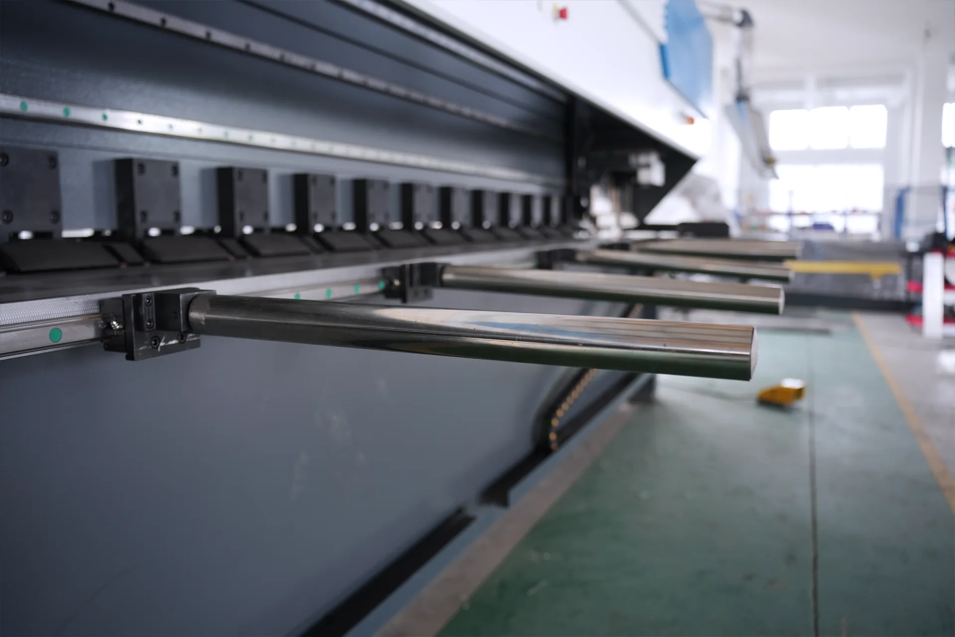 7-Axis Vertical V Grooving Machine with Double Rails HRK-1500X4200 - Pictures 14 7-Axis Vertical V Grooving Machine with Double Rails HRK-1500X4200 - quick change front support