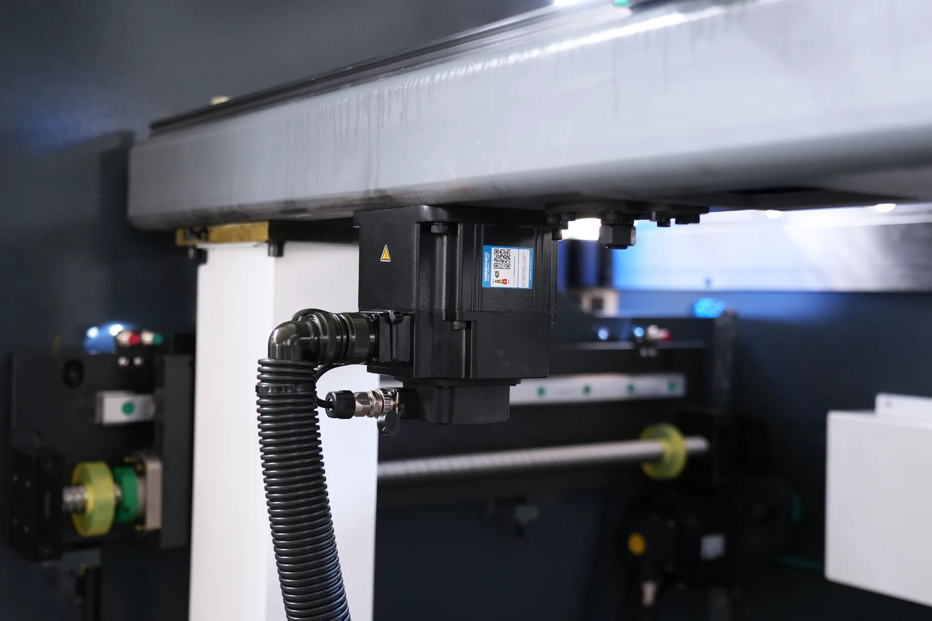 Bending Machine Manufacturer Direct Purchase, MB8-110T3200 DA53Tx 4+1 axis Bending Machine for Sale - Pictures 21 Bending Machine Manufacturer Direct Purchase, MB8-110T3200 DA53Tx 4+1 axis Bending Machine for Sale - r axis servo motor 1