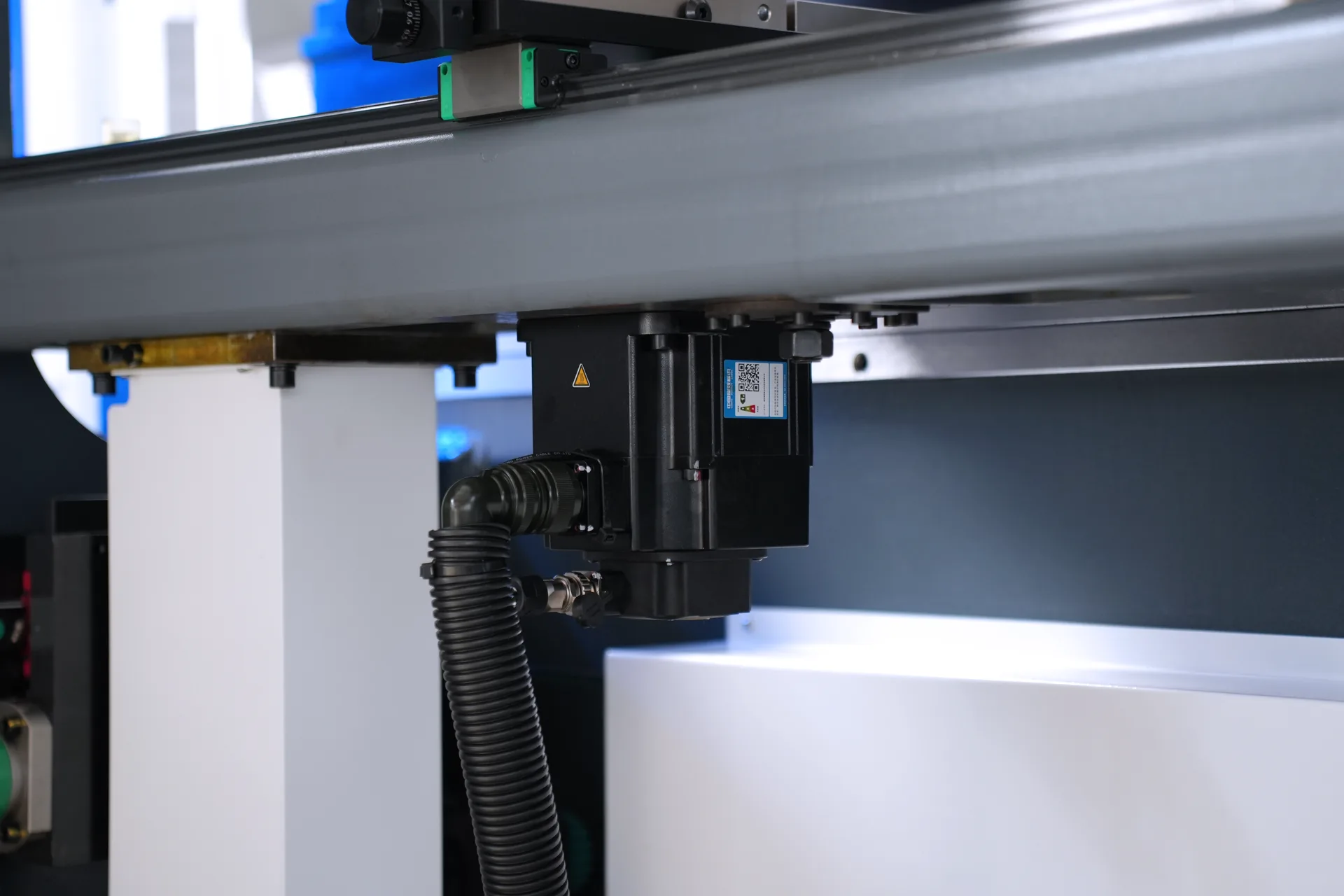 Sheet metal automated bending machine, PBS-135T3200 DA58Tx 4+1 axis sheet bender - Pictures 21 Sheet metal automated bending machine, PBS-135T3200 DA58Tx 4+1 axis sheet bender - r axis servo motor