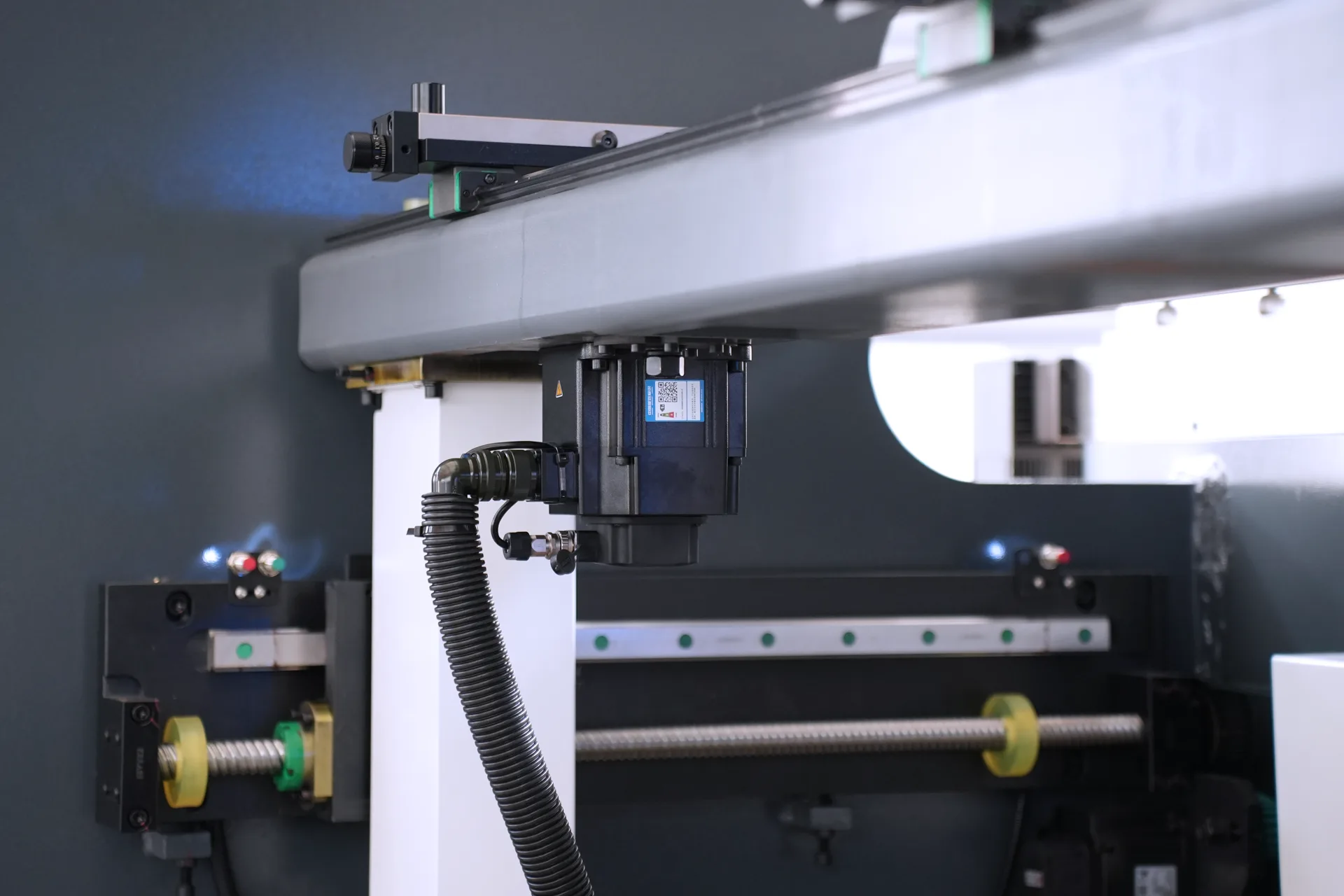 Hydraulic Sheet Metal Press Brakes For Sale, MB8-175T3200 DA58Tx 4+1 axis Press Brakes - Pictures 21 Hydraulic Sheet Metal Press Brakes For Sale, MB8-175T3200 DA58Tx 4+1 axis Press Brakes - r axis servo motor