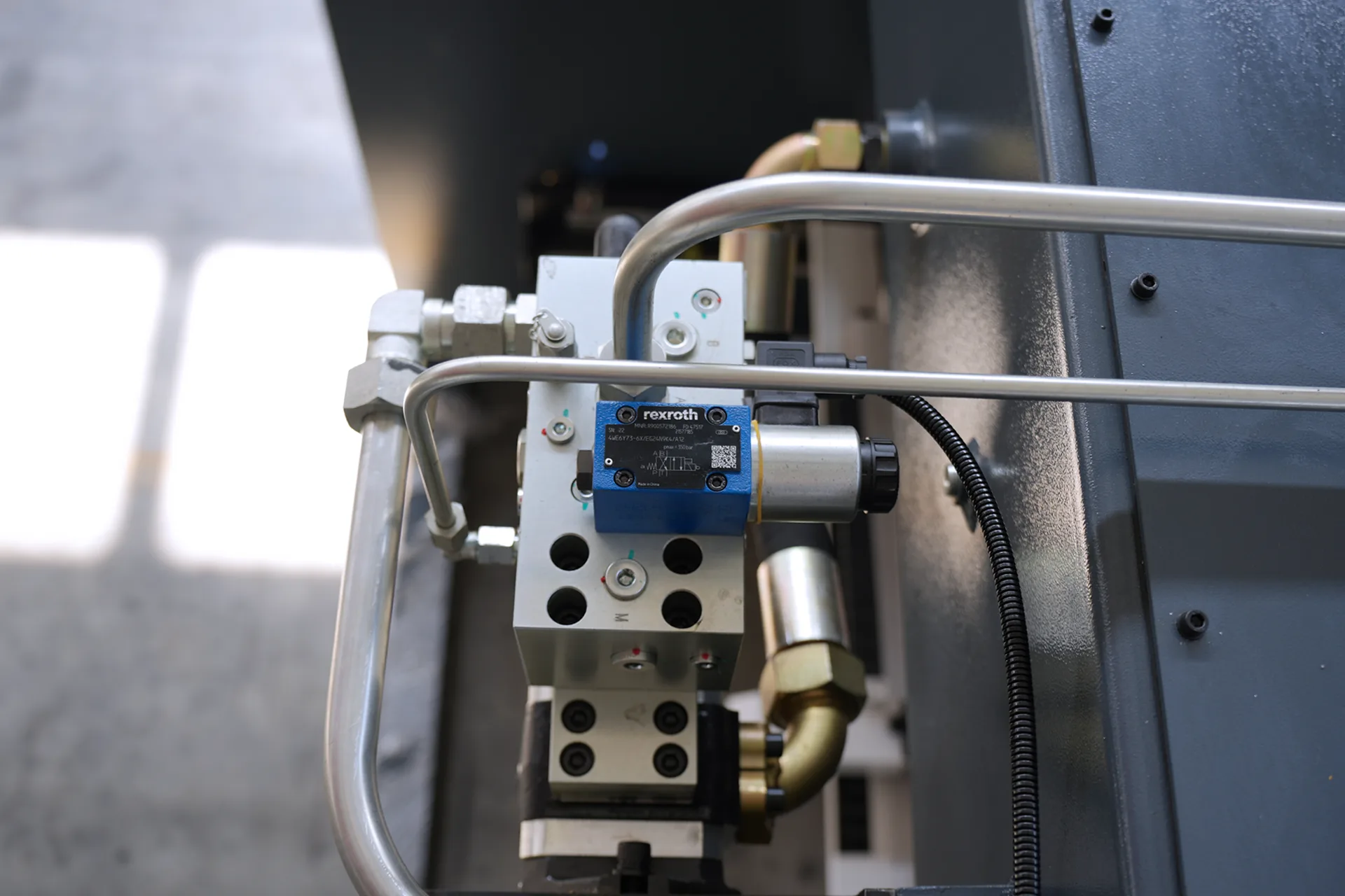 DELEM DA66T Metal Bending Machine, PBS-175T3200 DA66T 6+1 Axis - Pictures 16 DELEM DA66T Metal Bending Machine, PBS-175T3200 DA66T 6+1 Axis - rexroth hydraulic valve 1