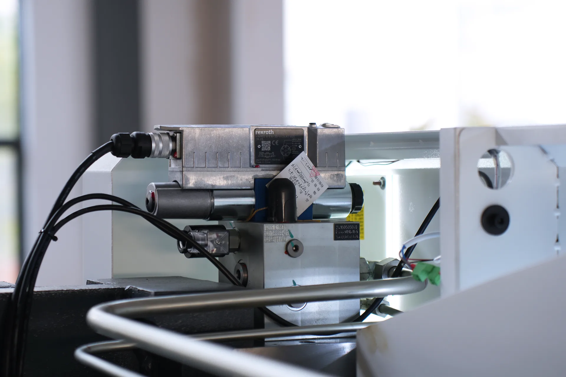 Bending Machine Manufacturer Direct Purchase, MB8-110T3200 DA53Tx 4+1 axis Bending Machine for Sale - Pictures 17 Bending Machine Manufacturer Direct Purchase, MB8-110T3200 DA53Tx 4+1 axis Bending Machine for Sale - rexroth proportional valve 1