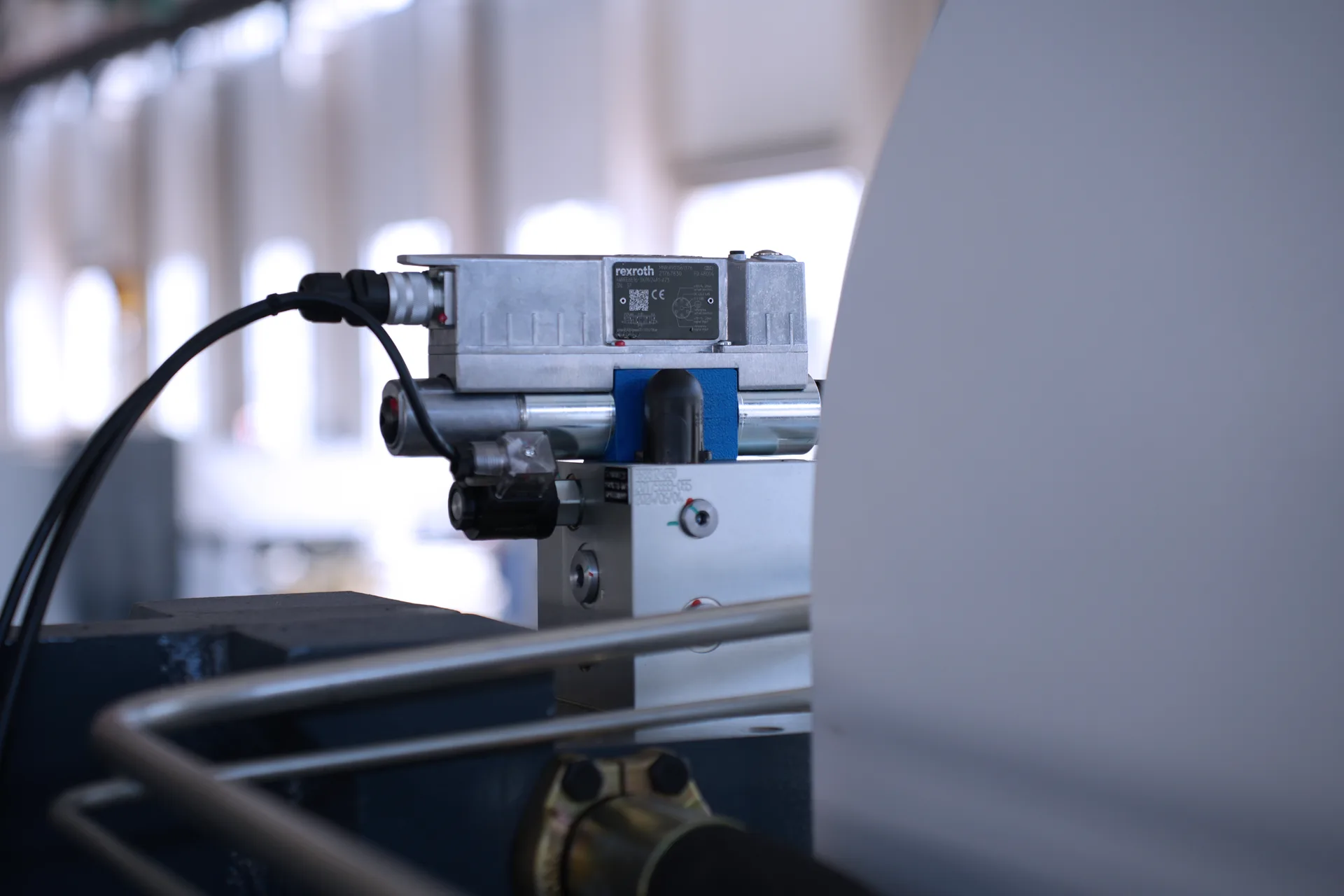 Press Brake Bending Machine MB8-210T6000 3+1 Axis With DELEM DA53T controller - Pictures 16 Rexroth Proportional Valve