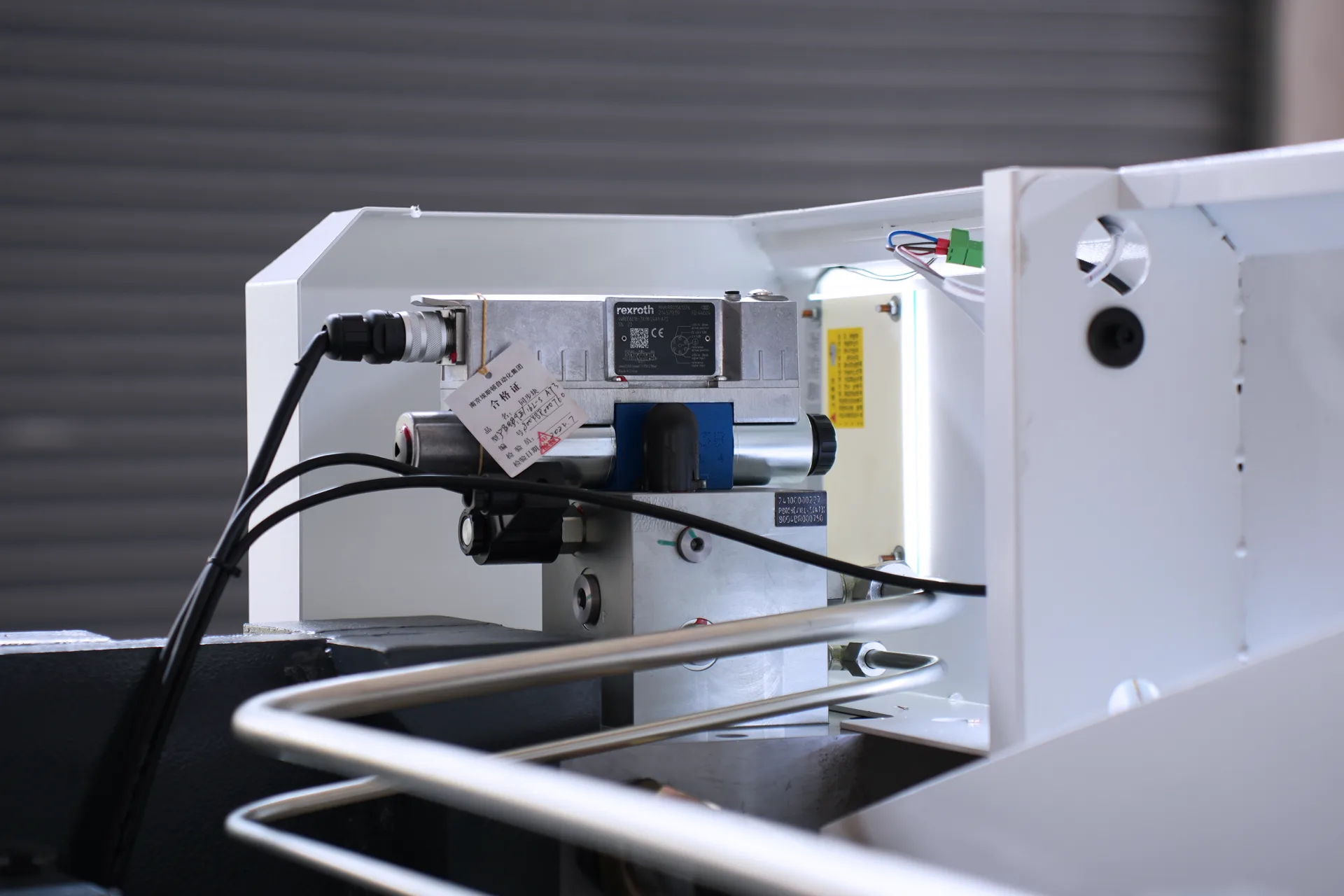 Sheet metal automated bending machine, PBS-135T3200 DA58Tx 4+1 axis sheet bender - Pictures 17 Sheet metal automated bending machine, PBS-135T3200 DA58Tx 4+1 axis sheet bender - rexroth proportional valve