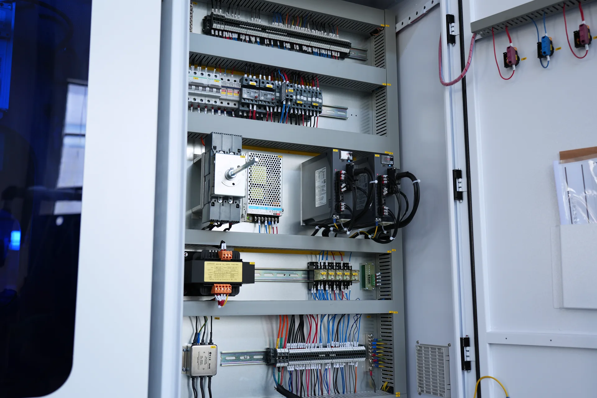 Press Brake Machine MB8-50T1600 4+1 Axis With DELEM DA53T controller - Pictures 13 Press Brake Machine MB8-50T1600 4+1 Axis With DELEM DA53T controller - schneider electric