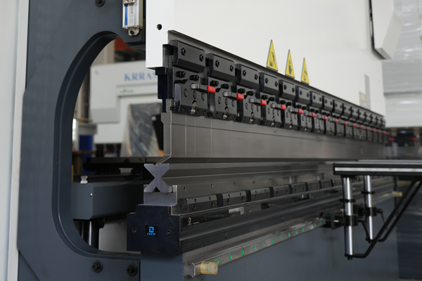 2025 New Hybrid CNC Press Brake, 175Ton Sheet Metal Press Brake, DELEM DA58T 2D Controller - Pictures 17 Segmented Bending Toolings