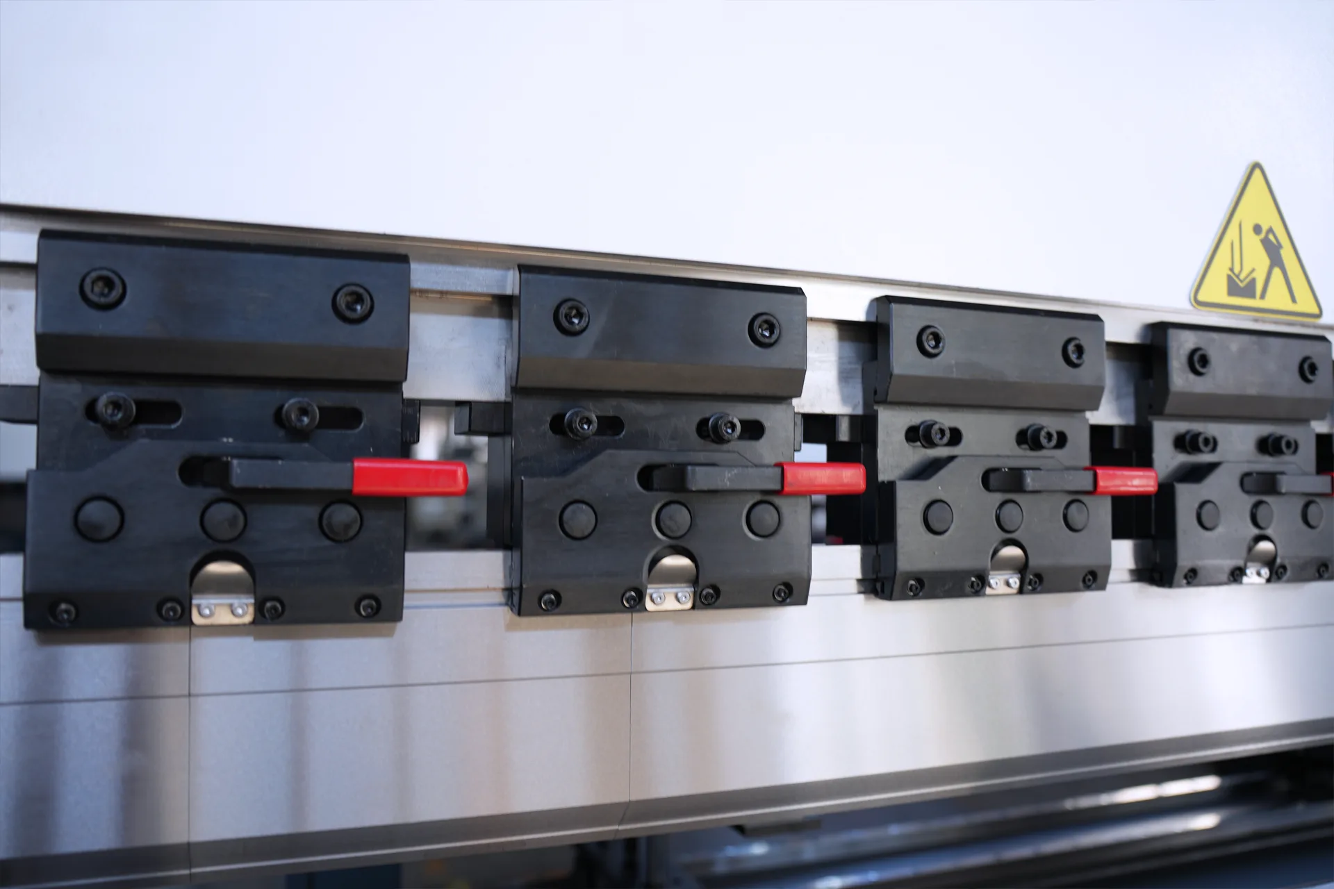 CNC Press Brake Machine MB8-320T3200 3+1 Axis With DELEM DA53T controller - Pictures 19 CNC Press Brake Machine MB8-320T3200 3+1 Axis With DELEM DA53T controller - segmented bending toolings