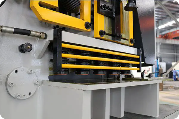 Hydraulic Ironworker Machine - Pictures 6 Shear plate automatic hydraulic clamping