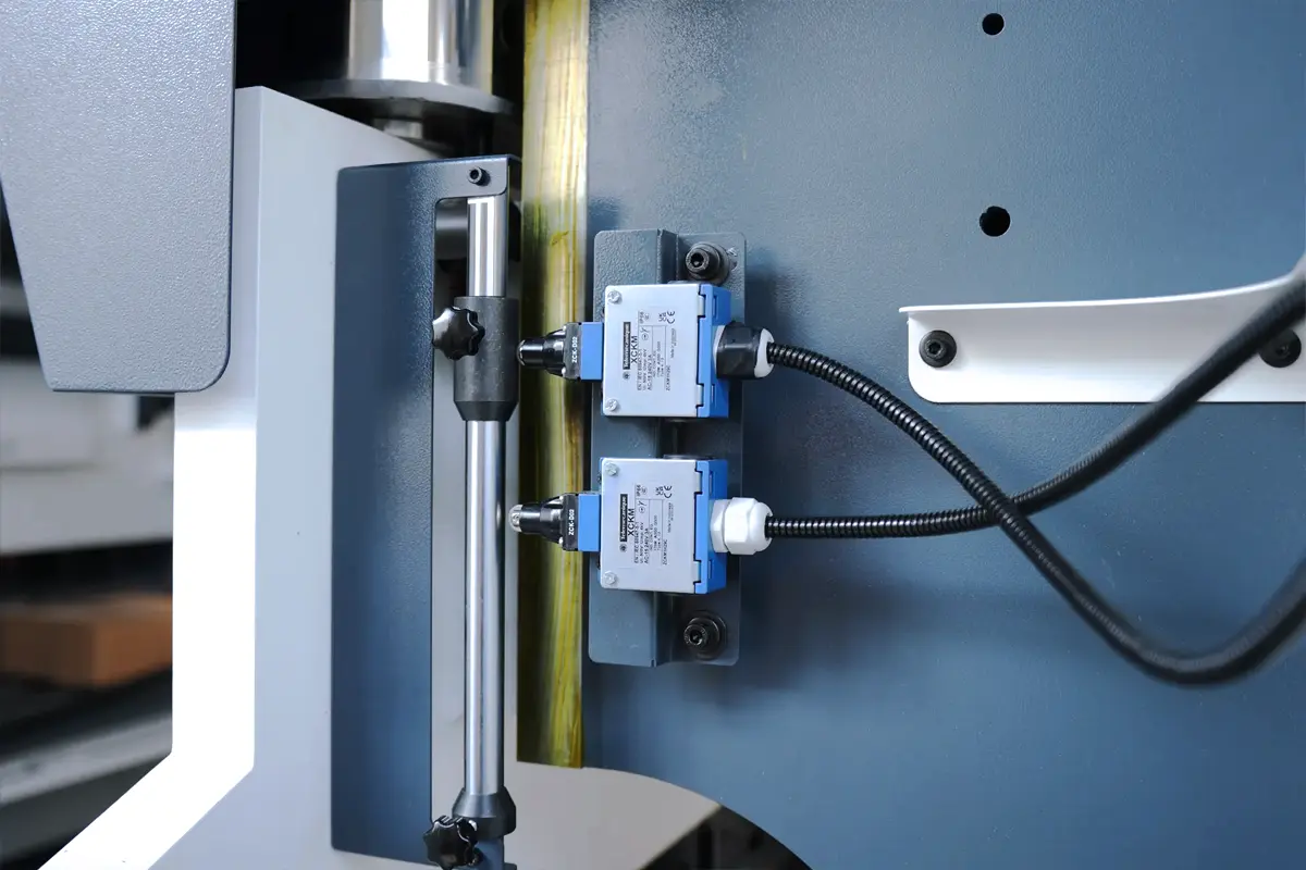 NC Press Brake with E310P Controller - Pictures 12 Stop switch