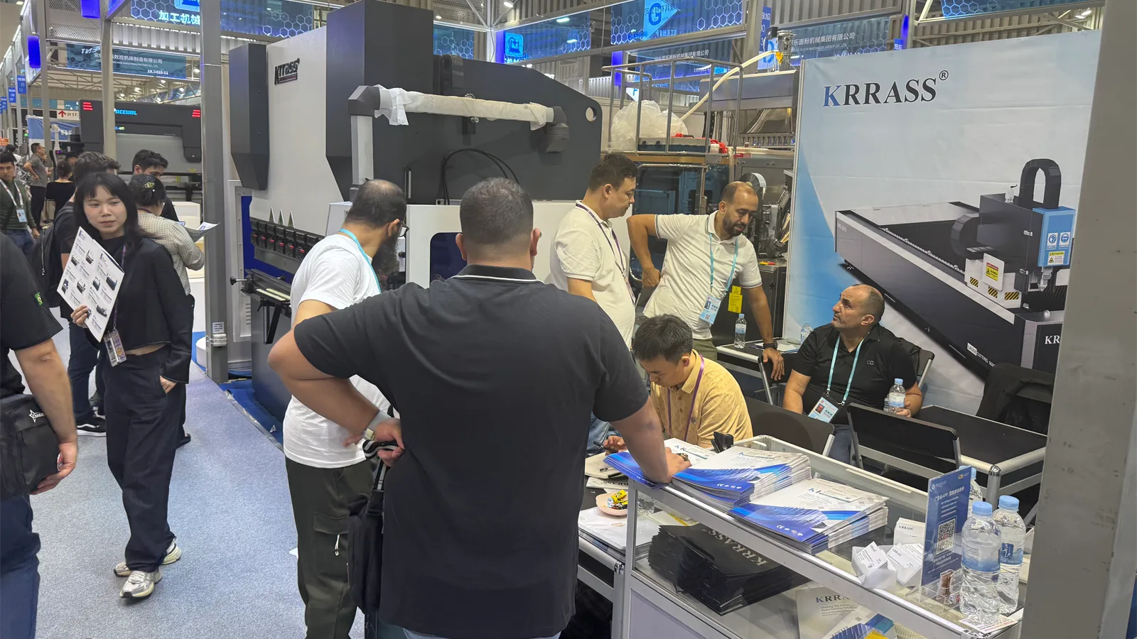 Successful Debut of CNC Press Brakes at Canton Fair: MB8 and WC67K Series Shine - Pictures 5 Successful Debut of CNC Press Brakes at Canton Fair 2