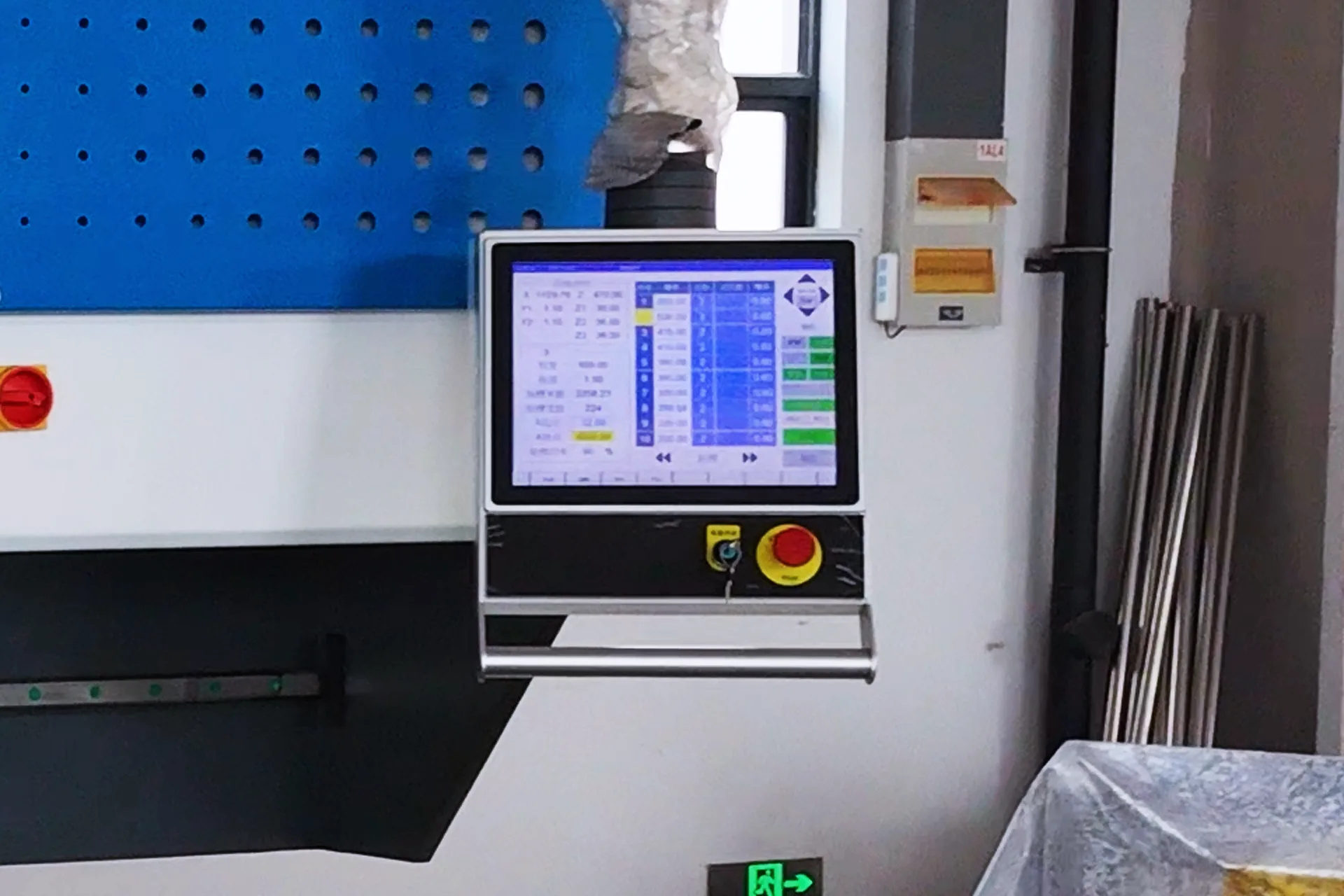 7-Axis Vertical V Grooving Machine with Double Rails HRK-1500X4200 - Pictures 10 SYNTEC Control
