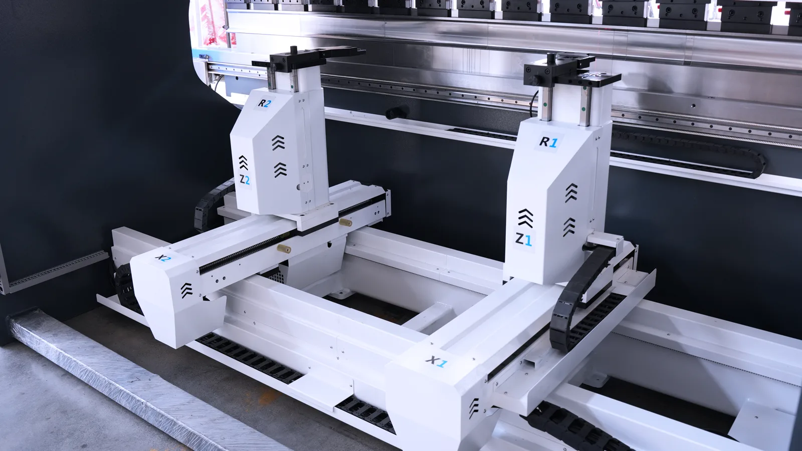 Press Brake Axis: Essential Knowledge for 6 Key Configurations - Pictures 5 The 8+1 axis configuration of press brake axis