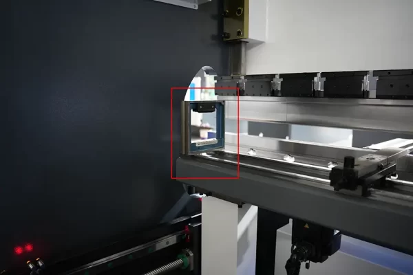 DELEM DA58T CNC press brake installation-I - Pictures 8 The horizontal ruler is placed at both ends of the X-axis beam of the press brake