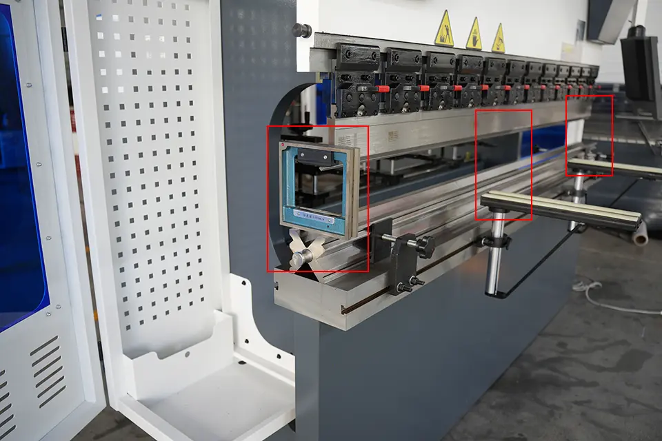 NC press brake with E21 installation - I - Pictures 7 The level ruler is placed in the left, middle and right positions of the press brake workbench