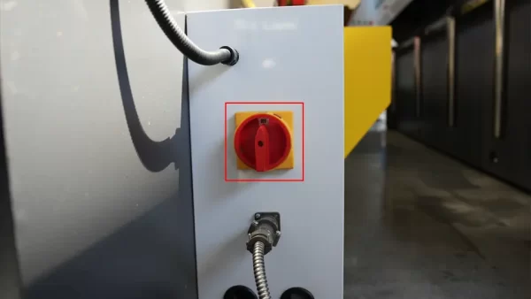Horizontal V Groover Machine Operation Tutorial - II - Pictures 5 The main power switch is not turned on