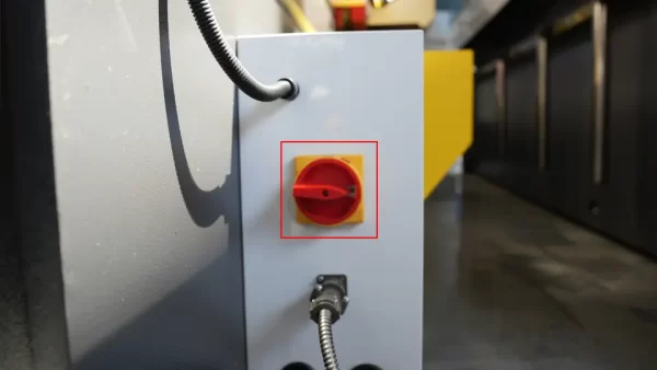 Horizontal V Groover Machine Operation Tutorial - II - Pictures 6 The main power switch is turned on