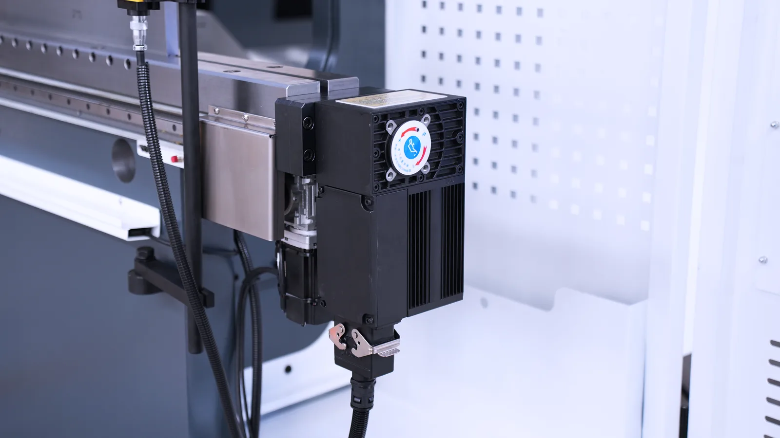 Press Brake Axis: Essential Knowledge for 6 Key Configurations - Pictures 7 The V-axis for crowning compensation