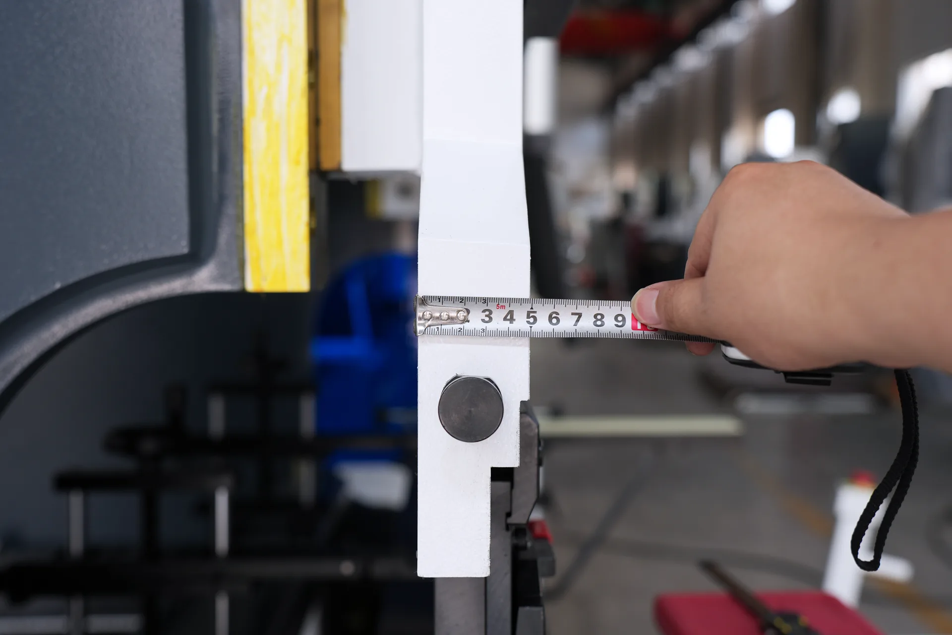 WC67K-125T2500 Hydraulic Press Brake with E21 Control - Pictures 21 Thickness of slider(50mm)