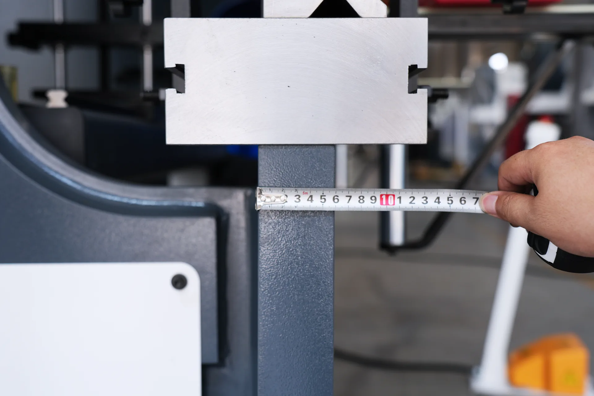 WC67K-125T2500 Hydraulic Press Brake with E21 Control - Pictures 19 Thickness of workbench(60mm)
