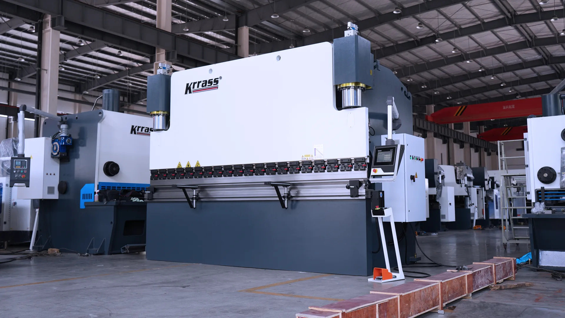 Press Brake Working Principles Explained: A Complete Guide - Pictures 6 This is a CNC hydraulic press brake with a working pressure of 3200KN