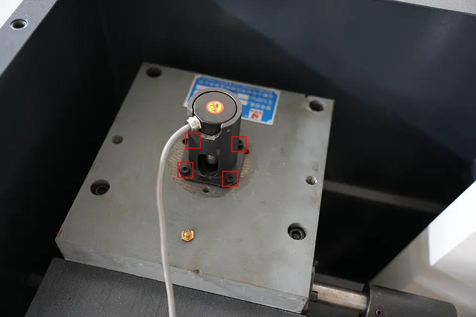 NC press brake with E21 installation - I - Pictures 12 Tighten the four fixing screws of the encoder