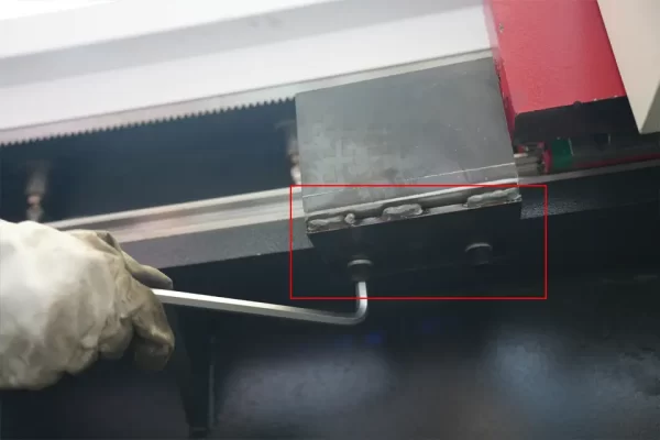 Horizontal V Groover Machine Installation Tutorial - I - Pictures 11 Use a wrench to remove the retaining screws of the baffle