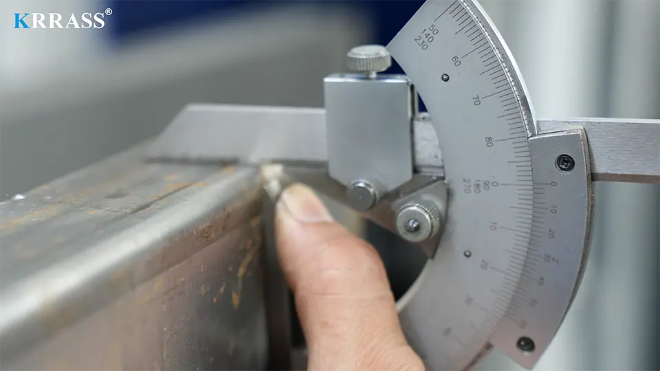 Use DA-53T CNC press brake for bending and correction 07