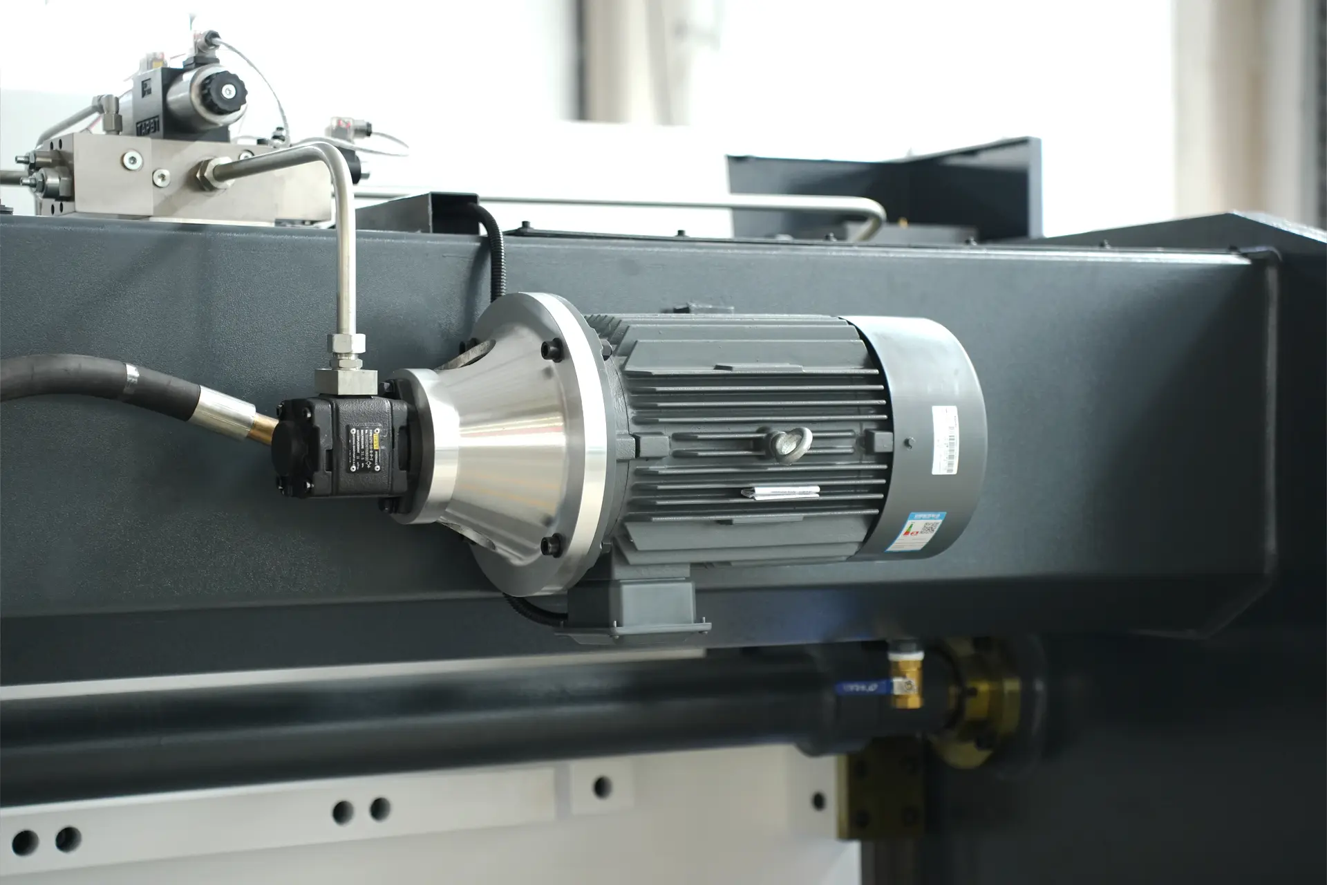 WC67K-100T3200 Press Brake Machine with Estun E310P Control and Manual Crowning - Pictures 11 German Siemens Main Motor
