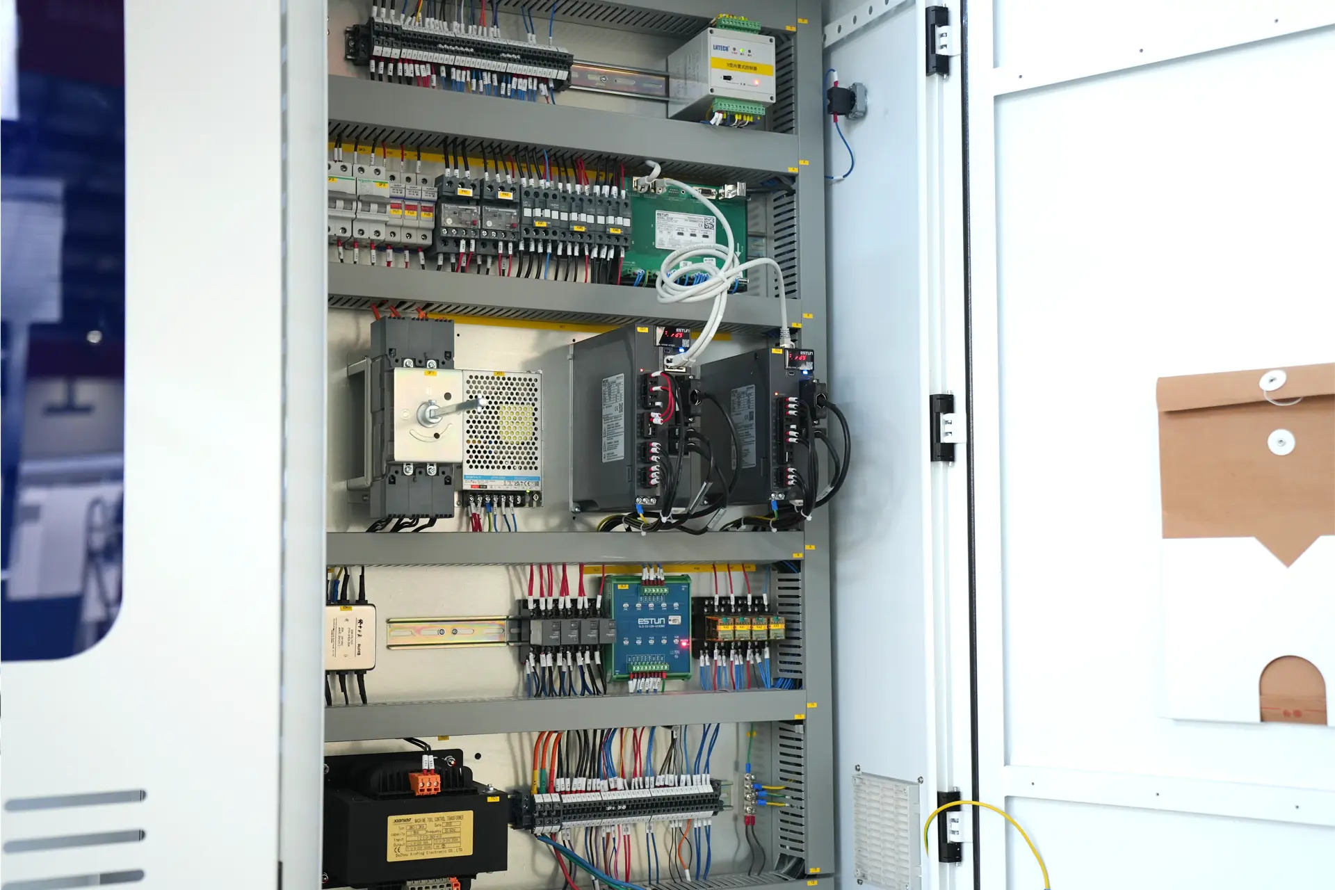 WC67K-100T3200 Press Brake Machine with Estun E310P Control and Manual Crowning - Pictures 13 Schneider Electric