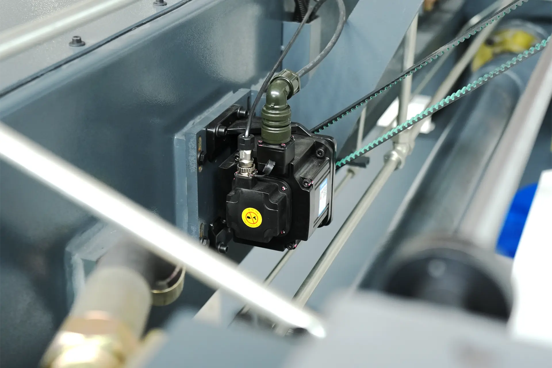 WC67K-100T3200 Press Brake Machine with Estun E310P Control and Manual Crowning - Pictures 19 Y-axis Servo Motor