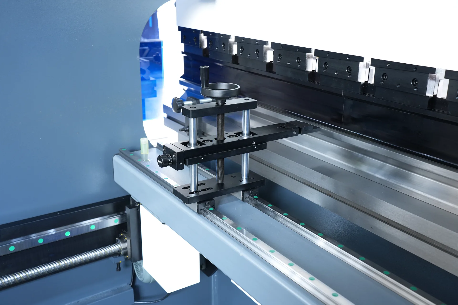 WC67K-125T3200 NC Press Brake with E21 Control - Pictures 15 Hight-Precision fine-tuning back finger stoper