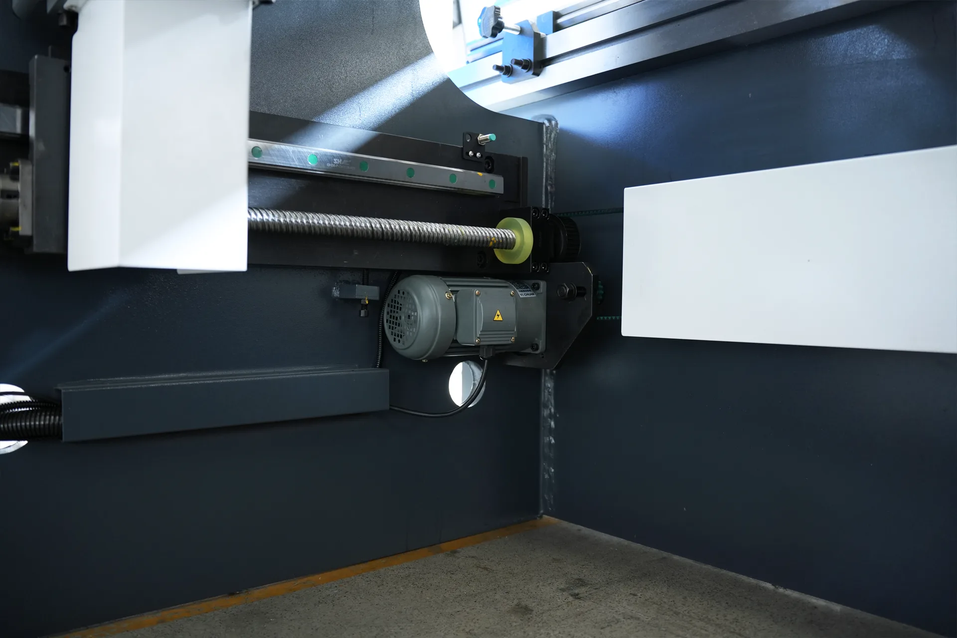 WC67K-80T2500 NC Press Brake with E21 Control,Sheet Metal Hydraulic Press Brake - Pictures 17 WC67K-80T2500 NC Press Brake with E21 Control,Sheet Metal Hydraulic Press Brake - x axis 200w reduction motor