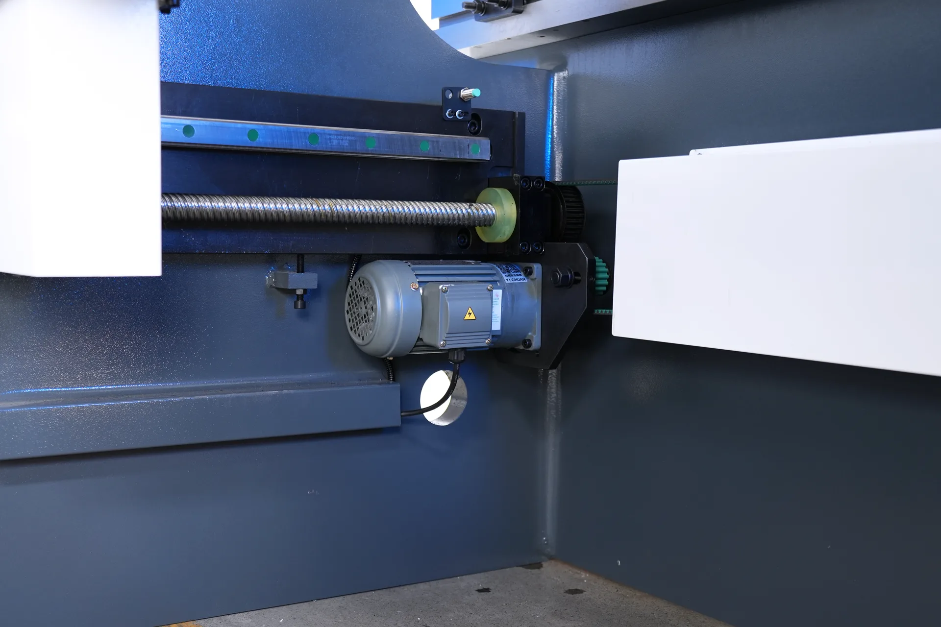 WC67K-125T2500 Hydraulic Press Brake with E21 Control - Pictures 16 X-axis 200W reduction motor